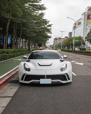 Ferrari F12 Karbon Fiber gövde Kiti F12 Novitec N-largo tarzı ön ve arka tampon tekerlek kemeri F12 ön dudak difüzörü spoyler