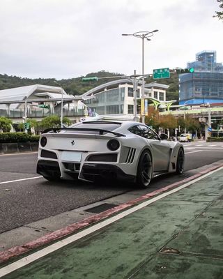 Ferrari F12 Karbon Fiber gövde Kiti F12 Novitec N-largo tarzı ön ve arka tampon tekerlek kemeri F12 ön dudak difüzörü spoyler