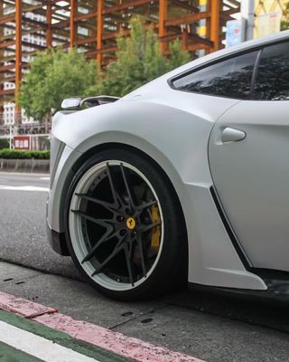 Ferrari F12 Karbon Fiber gövde Kiti F12 Novitec N-largo tarzı ön ve arka tampon tekerlek kemeri F12 ön dudak difüzörü spoyler
