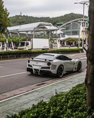 Ferrari F12 Karbon Fiber gövde Kiti F12 Novitec N-largo tarzı ön ve arka tampon tekerlek kemeri F12 ön dudak difüzörü spoyler