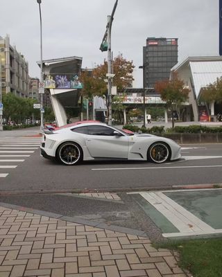 Ferrari F12 Karbon Fiber gövde Kiti F12 Novitec N-largo tarzı ön ve arka tampon tekerlek kemeri F12 ön dudak difüzörü spoyler
