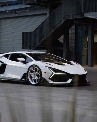Lamborghini Revuelto Özel vücut kitleri Karbon fiber DUKE tarzı Özel ön difüzör