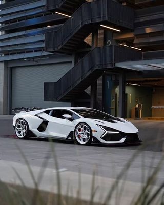 Lamborghini Revuelto Özel vücut kitleri Karbon fiber DUKE tarzı Özel ön difüzör