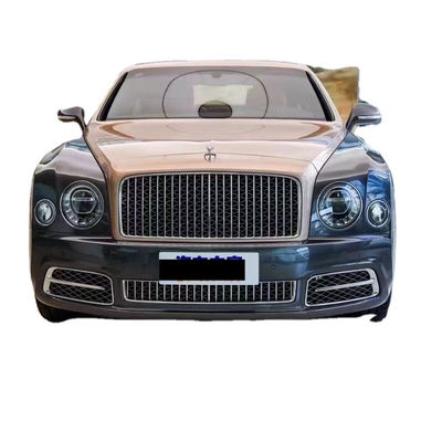 Bentley Mulsanne'ye yeni ön ve arka tampon farları ve arka lambalar eklendi.