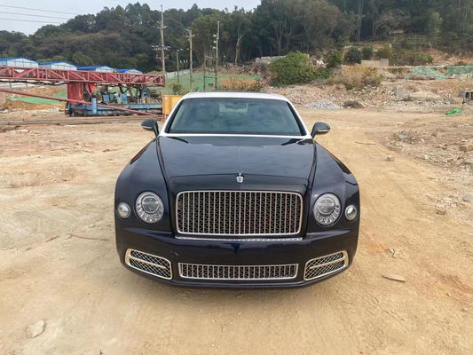 Bentley Mulsanne'ye yeni ön ve arka tampon farları ve arka lambalar eklendi.