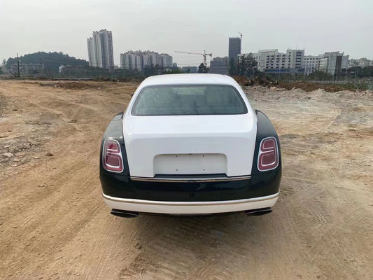 Bentley Mulsanne'ye yeni ön ve arka tampon farları ve arka lambalar eklendi.