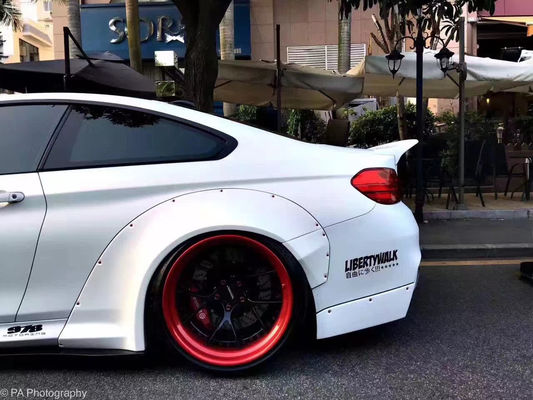 BMW M4 F82 için LB Geniş Vücut Kit M4 F82 Geniş Vücut Kit M4 F82 LB Stil Ön Dudak Diffuser Spoiler Karbon Elyaf Vücut Kit